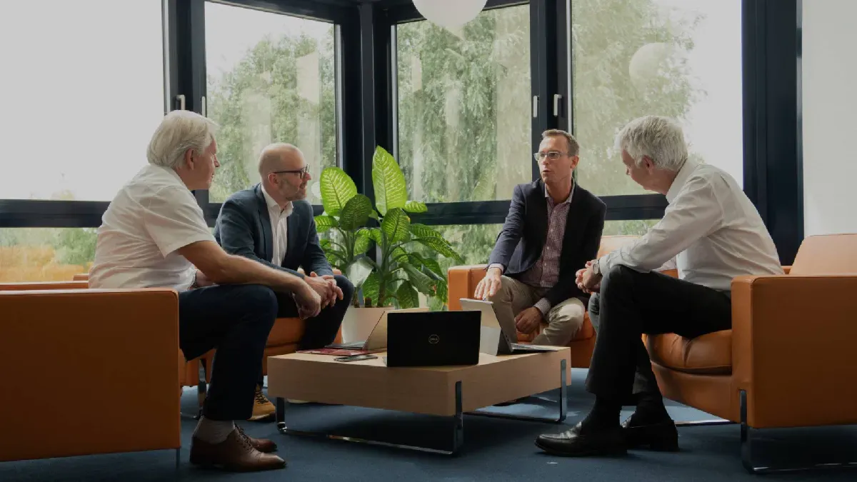Vier Herren im Gespräch.