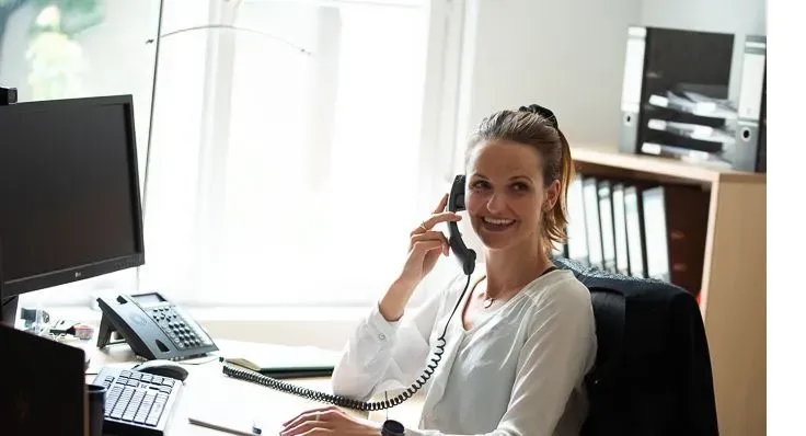 Dr. Magdalena Kalus am Telefon.
