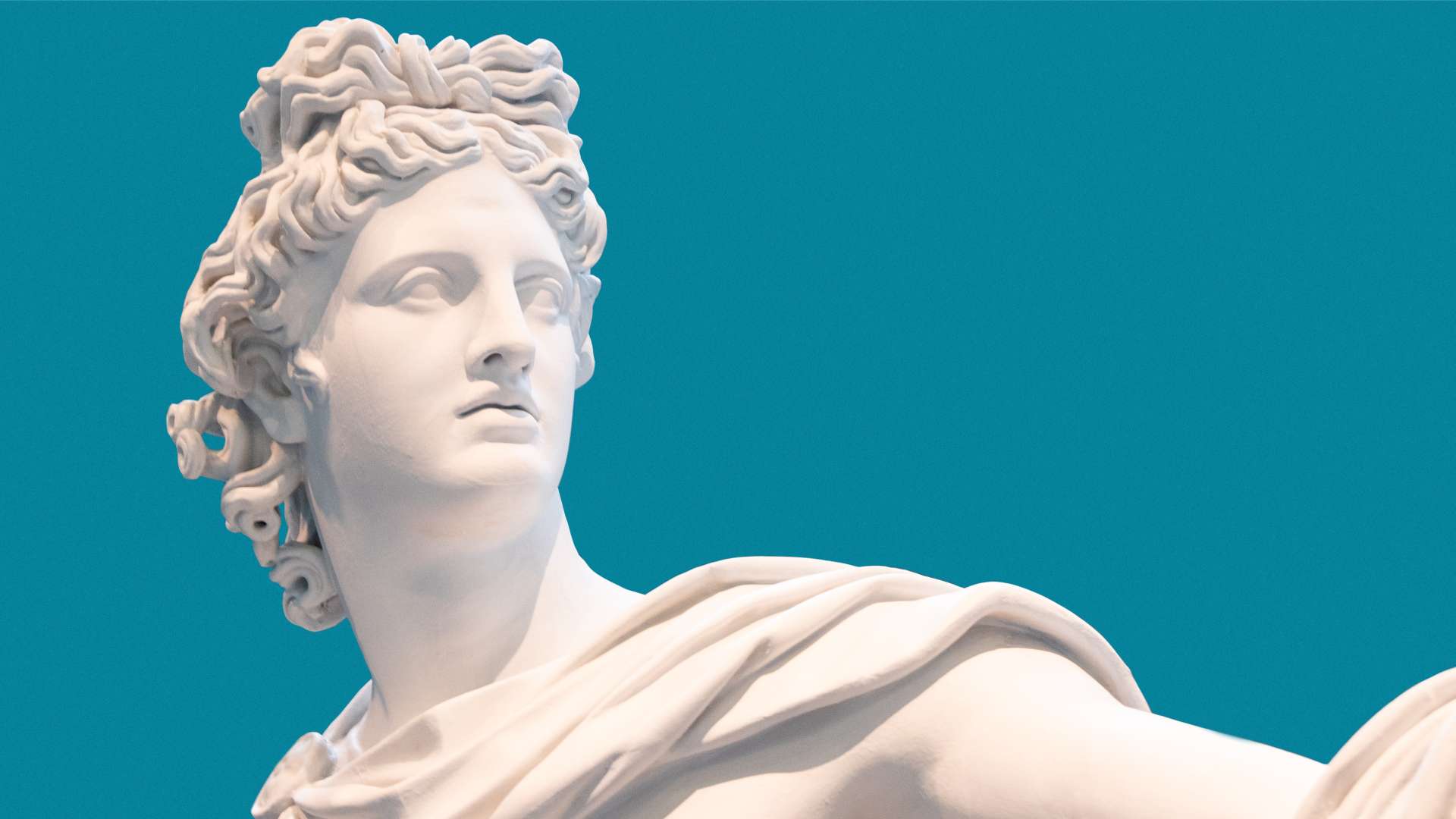Auf dem türkisblauen Hintergrund befindet sich mittig im linken Drittel der Seite der obere Bereich einer weiblichen griechischen Statue aus Stein. Diese hat gewelltes hochgestecktes Haar und ihr Blick schweift auf die rechte Seite des Bildes. Um die Schultern trägt Sie ein drappiertes Tuch.
